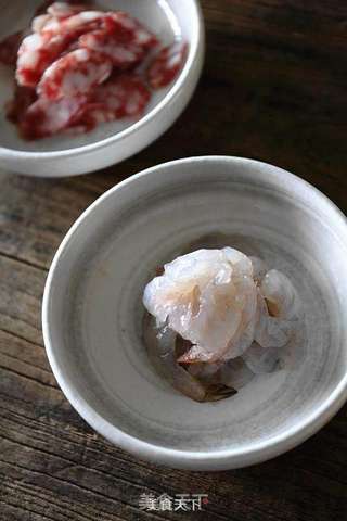 菠萝虾仁炒饭的做法步骤:2