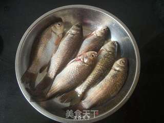 酒糟小鲫鱼的做法步骤:2