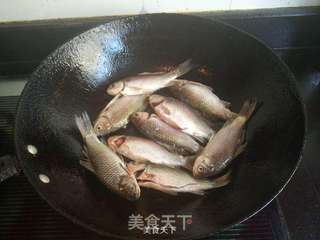 酒糟小鲫鱼的做法步骤:4