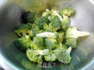 西兰花滚虾仁的做法步骤:3