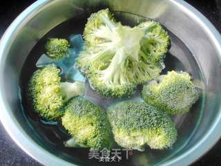 西兰花滚虾仁的做法步骤:2