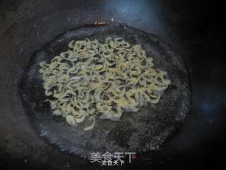 健康无油——蒜苗水炒蛋的做法步骤:2
