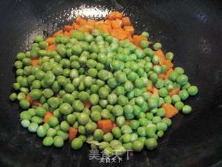 豌豆胡萝卜丁的做法步骤:4