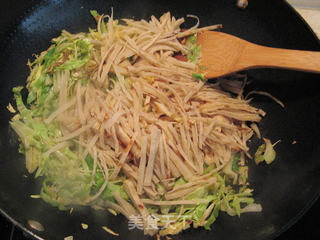 包菜炒饼丝的做法步骤:9