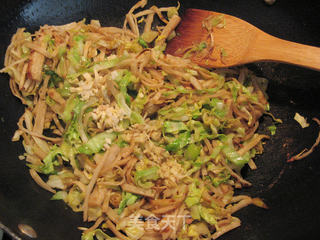 包菜炒饼丝的做法步骤:10