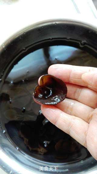 凉拌小黑碗木耳的做法步骤:2
