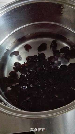 凉拌小黑碗木耳的做法步骤:3