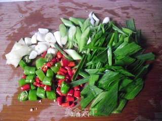 小炒带皮肘子的做法步骤:3