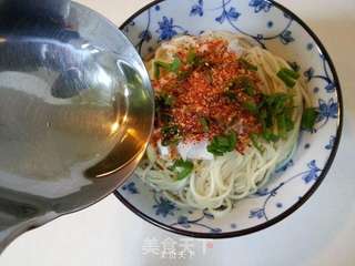 10分钟快手饭~简易版油泼面的做法步骤:7