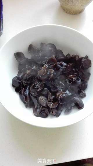 凉拌小黑碗木耳的做法步骤:4