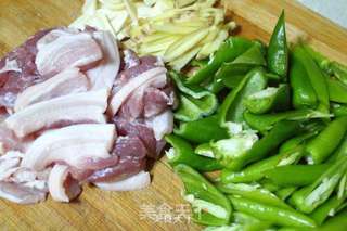 超级下饭的辣椒炒肉的做法步骤:2