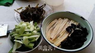 番茄鸡肉米线的做法步骤：1