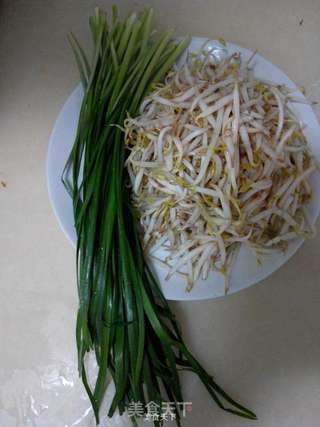 绿豆芽炒韭菜的做法步骤：1