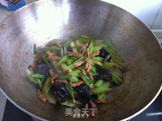 黑猪肉炒芹菜的做法步骤:9