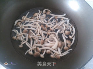 【培根“美”味“大”不同】—蟹味菇炒培根的做法步骤:4