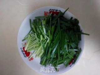 绿豆芽炒韭菜的做法步骤:2