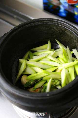 芦笋虾仁煲的做法步骤:6