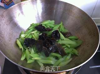 黑猪肉炒芹菜的做法步骤:7