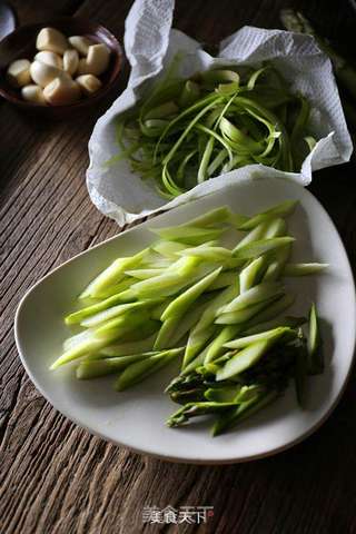 芦笋虾仁煲的做法步骤:3