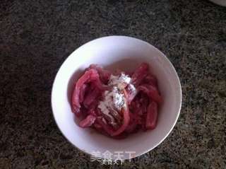 黑猪肉炒芹菜的做法步骤:2