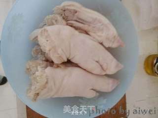 回锅猪蹄的做法步骤：1
