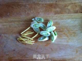 黑猪肉炒芹菜的做法步骤:3