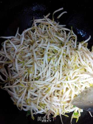 绿豆芽炒韭菜的做法步骤：4