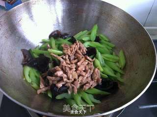 黑猪肉炒芹菜的做法步骤:8