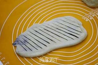 豆沙卷面包(烤箱烤豆沙卷面包,超级简单哦~)的做法步骤:8