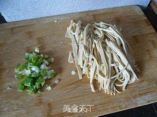 豆腐丝炒韭菜的做法步骤:2