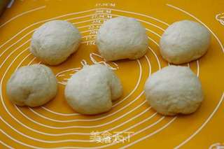 豆沙卷面包(烤箱烤豆沙卷面包,超级简单哦~)的做法步骤:5