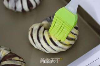 豆沙卷面包(烤箱烤豆沙卷面包,超级简单哦~)的做法步骤:11