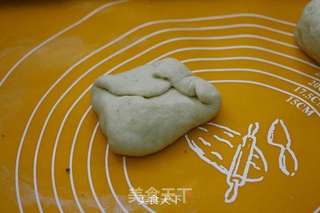 豆沙卷面包(烤箱烤豆沙卷面包,超级简单哦~)的做法步骤:7