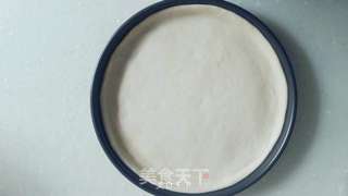 香菇虾仁火腿卷边PIZZA的做法步骤:3