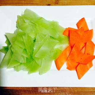 培根炒莴笋的做法步骤:2
