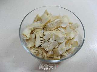 凉拌春笋尖的做法步骤：2