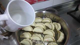 鲜肉锅贴的做法步骤:14