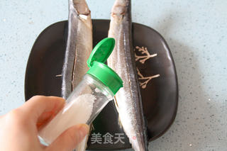 【干煎秋刀鱼】的做法步骤:5