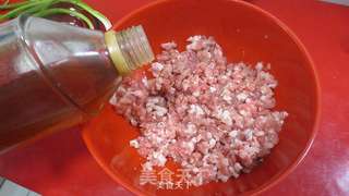鲜肉锅贴的做法步骤:2