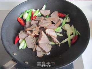 青蒜冬笋炒口条的做法步骤:7
