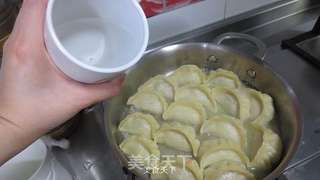 鲜肉锅贴的做法步骤:15