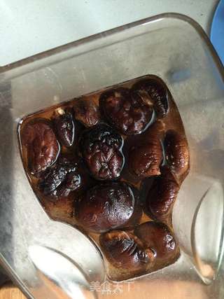 小花菇炖豆腐的做法步骤：1