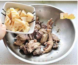 教你焖出营养美味的鸡块——鲜上加鲜春笋尖尖焖土鸡的做法步骤:3