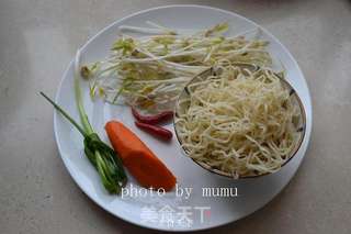 用自发豆芽炒细面的做法步骤:4