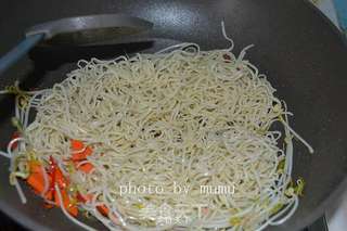 用自发豆芽炒细面的做法步骤:8