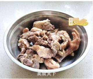 教你焖出营养美味的鸡块——鲜上加鲜春笋尖尖焖土鸡的做法步骤:2