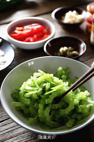 剁椒苦瓜拌虾仁的做法步骤:5
