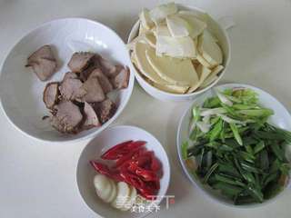 青蒜冬笋炒口条的做法步骤:4
