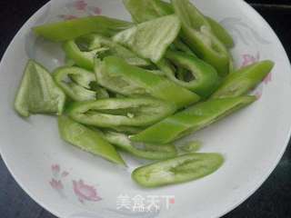 青椒炒鱿鱼圈的做法步骤:2