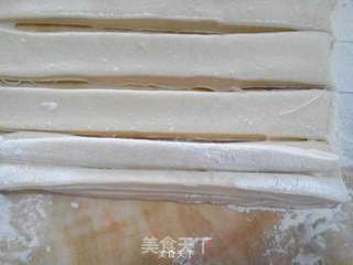 炸油条的做法步骤:10